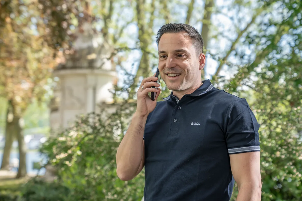 Dirk telefoniert im Grünen